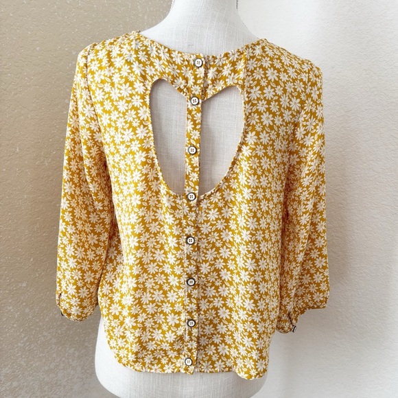 Floral 3/4 sleeves blouse Back heart cutout Size Smalll - Picture 1 of 7
